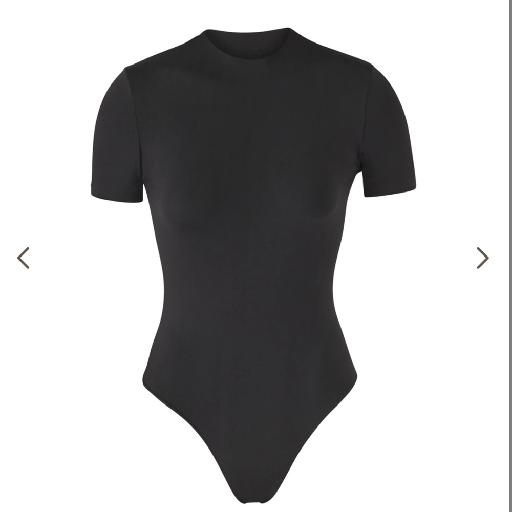 ESSENTIAL T-SHIRT BODYSUIT | ONYX × 1
ONYX / S/M